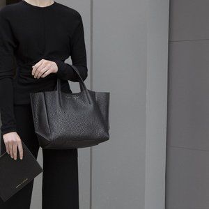 AMPERSAND AS APOSTROPHE ,HALF TOTE / BLACK BUFFALO